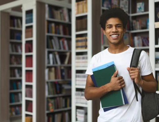 No Dia do Estudante, entenda por que continuar (ou retomar) os estudos é um dos melhores investimentos que você pode fazer em 2026 — e como manter a motivação até o fim.